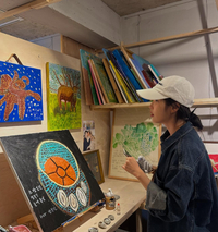 아이유, ‘폭싹 속았수다’ 제주 할망 작가들과의 약속 지켰다…전시회 방문 ‘훈훈’