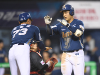 [포토] 김휘집, 9회 승부에 쐐기 박는 솔로포