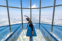 “하늘 위에서 요가 어때?” 이색 힐링 서울스카이 요가 클래스 오픈