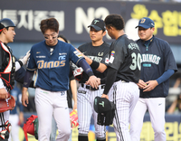 [포토] 사과하는 에르난데스 손 잡아주는 박건우