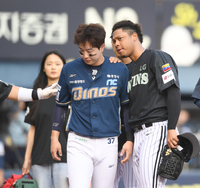 [포토] 박건우 헤드샷에 사과하는 에르난데스