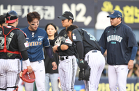 [포토] 박건우 헤드샷에 사과하는 에르난데스