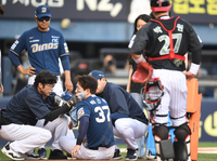 [포토] 에르난데스 헤드샷에 고통스러워하는 박건우