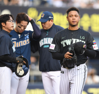 [포토] 박건우 헤드샷으로 자동 퇴장한 에르난데스