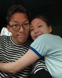 ♥김승규 꼭 껴안은 김진경, 결혼 1주년 ‘꿀 떨어지는 신혼 일상’ [★SNS]