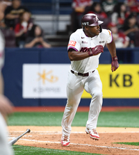 [포토]KBO리그 첫 적시타 치는 키움 스톤