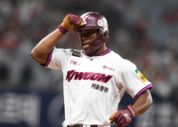 [포토]첫 적시타에 세리머니 하는 키움 스톤