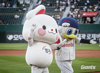 롯데, ‘캠코 매치데이’ 진행…캐릭터 굿즈 증정