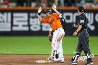 ‘홈런+1’ 안경 장착 안치홍, 달 감독도 깜짝 놀랐다! 와이스 완봉 페이스까지 ‘웃음꽃’ 활짝 [SS백스톱]