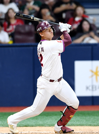 [포토]2루타 치는 키움 김건희