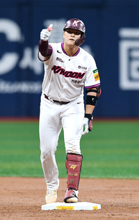 [포토]키움 김건희, 2루타로 득점 기회를!