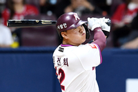 [포토]키움 김건희의 2루타