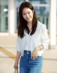 한지민, 팬들에게 ‘잘 갔다올게요’라고 인사하는 여자! [포토]