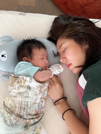 손담비, 딸 해이와 나란히 누워…옆모습도 똑 닮은 모녀 [★SNS]