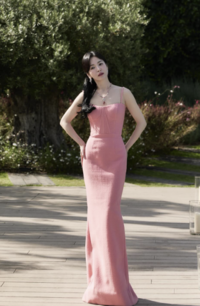 송혜교, 독보적인 국위선양 미모…핑크 드레스+선글라스로 힙하게 [★SNS]