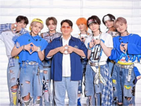 갸름한(?) 방시혁, ‘비주얼 센터’ 등극…아오엔과 훈훈미소