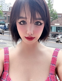 단발머리·핑크룩·초록니트…박봄, ‘셀프 쇼케이스ing’