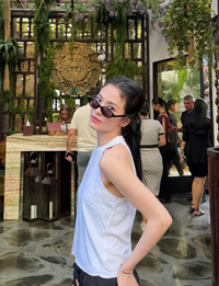 송혜교, 민소매와 선글라스만으로 완성한 ‘톱배우 아우라’