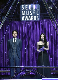 [포토]서울가요대상 본상 발표하는 강유석-신시아