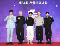 [포토]서울가요대상 참석한 투모로우바이투게더, 하트 받아주세요!