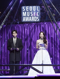[포토]서울가요대상 신인상 발표하는 옹성우-장규리