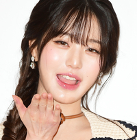 네이비 튜브탑과 스트라이프 패턴을 장착한 장원영, 미워할 수 없는 사랑의 천사!