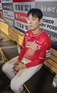 ‘양쪽 다 아프다’ SSG 이적생 김성욱, 옆구리 부상 말소→23일 병원 검진…“근육 부상 같아” [SS메디컬체크]