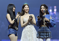 [포토]서울가요대상 대상 개인 트로피에 기뻐하는 아이들