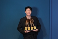 영탁, ‘서울가요대상’ 트로피 4개 싹쓸이 “값진 상, 모두 팬들 덕분”