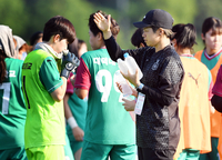 [포토]후배 골키퍼에게 조언하는 다케나카 레이 플레잉 코치