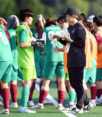 [포토]대전대덕대 플레잉 코치 다케나카 레이의 조언