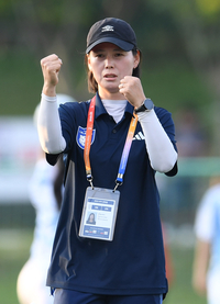 [포토]코치와 이야기 나누는 울산과학대 진숙희 감독