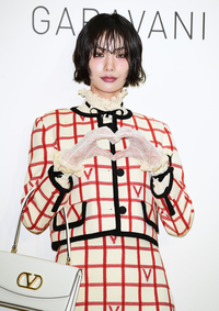 메종 발렌티노가 선택한 나나, 독특한 조합과 대담함으로 시선 사로잡아