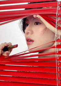 고윤정, 옥수수 먹방에 돋보기 장난까지…‘여신’의 털털한 반전 매력