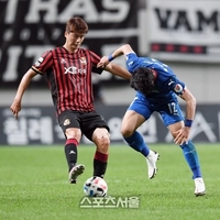 기성용, 포항 이적 추진에…서울 팬 반발 “레전드를 이렇게 대우하냐”, 주말 양 팀 맞대결