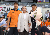 [포토] 박정원 두산그룹 회장, 소방가족과 함께