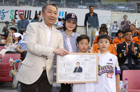 [포토] 소방 유가족 격려하는 박정원 두산그룹 회장 