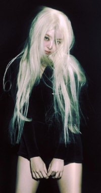 ‘금발요정’ 유나…게임캐릭터 아닌 비현실 비주얼적 ‘고딕 시크!’