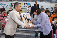 [포토] 소방 유가족에 AI 가족사진 전달하는 박정원 두산그룹 회장 