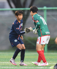[포토]골키퍼와 골 세리머니 하는 우이초 오연서