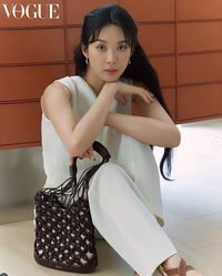 이청아, 청아함의 의인화… 독보적 분위기의 화보 공개