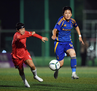 [포토]볼 다투는 울산과학대 이선빈과 강원도립대 이수민