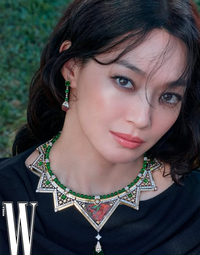 ‘김우빈♥’ 신민아, 신비로운 눈빛으로 시선 압도…“움직이는 보석 그 자체”