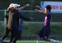 [포토]선제골에 코칭스태프를 향해 달려가는 대경대 유지민