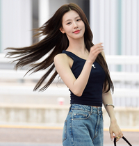 ‘서가대 대상’ 아이들 미연의 공항패션은? 슬리브리스 니트탑과 와이드 데님 그리고 파리미니 숄더백!