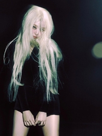 ‘백금발’ 유나, 현실감 무너뜨린 비주얼…“이건 게임 캐릭터 아냐?”