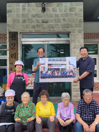 평창군 대화면 전만천 작가, 어르신 단체 사진 액자 기증