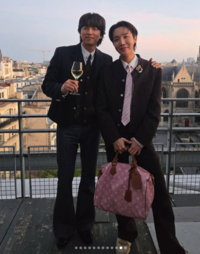 제이홉X공유, 파리서 운명적 만남 ‘비주얼 파티’ [★SNS]