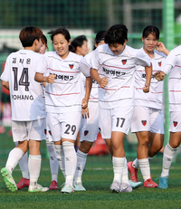 [포토]포항여전고 한국희-백하율, 선제골 세리머니