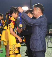 [포토]우승 메달 걸어주는 한국여자축구연맹 양명석 회장